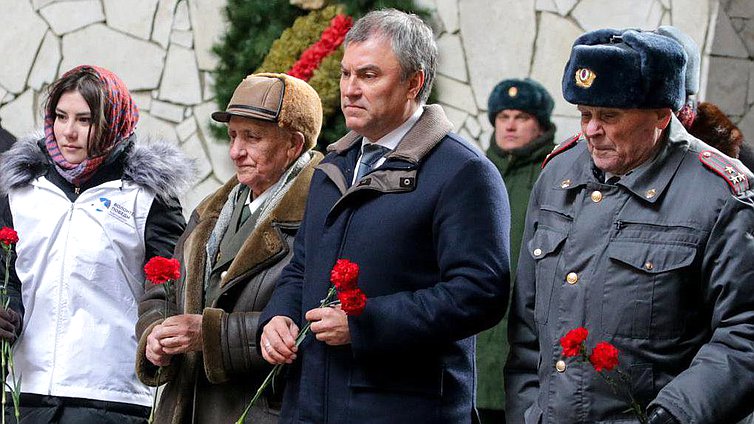 Председатель Государственной Думы Вячеслав Володин во время возложения в Зале воинской славы на территории мемориального комплекса.Фото: Анна Исакова/Фотослужба Государственной Думы.