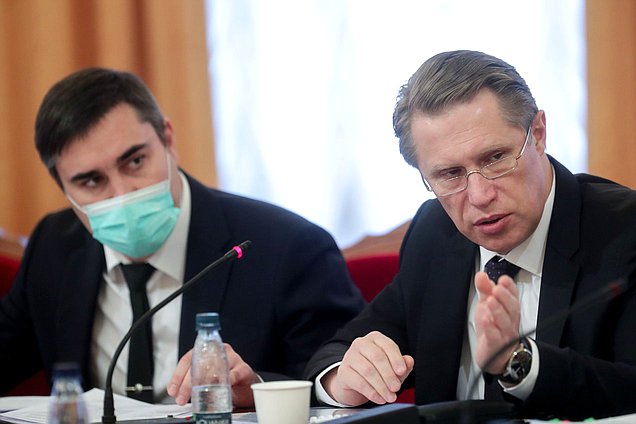 Председатель Комитета по охране здоровья Дмитрий Хубезов и Министр здравоохранения РФ Михаил Мурашко