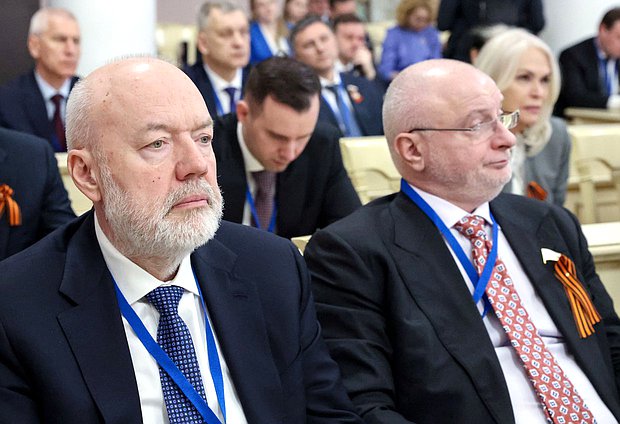 Председатель Комитета по государственному строительству и законодательству Павел Крашенинников и Председатель Комитета Совета Федерации по конституционному законодательству и государственному строительству Андрей Клишас