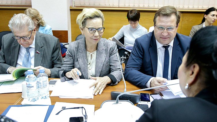 Члены Комитета по бюджету и налогам Геннадий Кулик, Галина Данчикова и Дмитрий Юрков