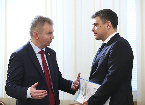 Председатель Комитета по охране здоровья Дмитрий Морозов (справа)
