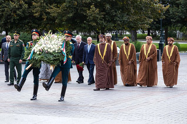 وضعا رئيس مجلس الشورى في سلطنة عمان خالد بن هلال المعولي ونائب رئيس مجلس الدوما ألكسندر باباكوف إكليلاً من الزهور على قبر الجندي المجهول