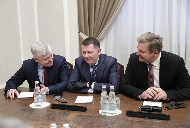 Chairman of the Committee on Security and Corruption Control Vasilii Piskarev, Chairman of the Committee on Economic Policy, Industry, Innovation, and Entrepreneurship Sergei Zhigarev and Deputy Chairman of the State Duma Igor Ananskikh