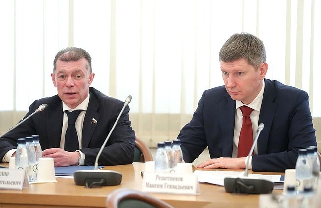 Председатель Комитета по экономической политике Максим Топилин и Министр экономического развития РФ Максим Решетников