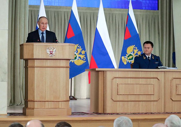Президент РФ Владимир Путин и Генеральный прокурор РФ Игорь Краснов