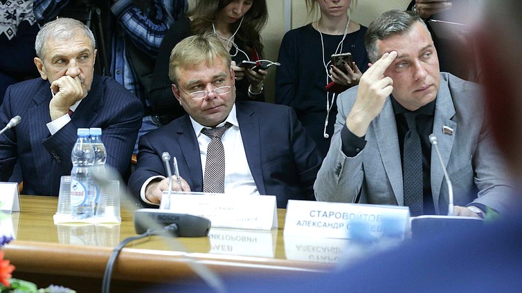 Члены Комитета по транспорту и строительству Алихан Харсиев, Максим Сураев и Александр Старовойтов