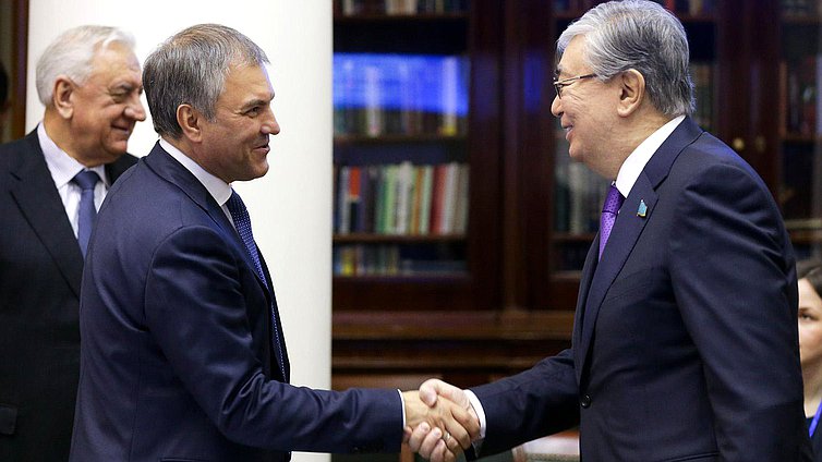 Председатель Государственной Думы Вячеслав Володин и Председатель Сената Парламента Республики Казахстан Касым-Жомарт Токаев во время заседания Совета Парламентской Ассамблеи Организации Договора о коллективной безопасности в Санкт-Петербурге. Автор фото: Анна Исакова/Фотослужба Государственной Думы