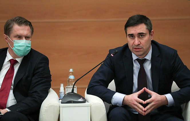 Министр здравоохранения РФ Михаил Мурашко и Председатель Комитета по охране здоровья Дмитрий Хубезов