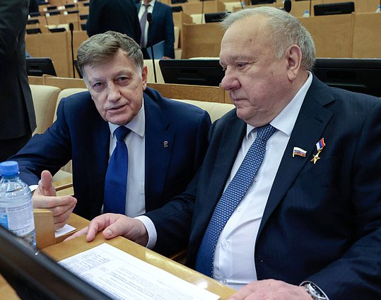 Член Комитета по финансовому рынку Вячеслав Макаров и член Комитета по развитию гражданского общества, вопросам общественных и религиозных объединений Владимир Шаманов