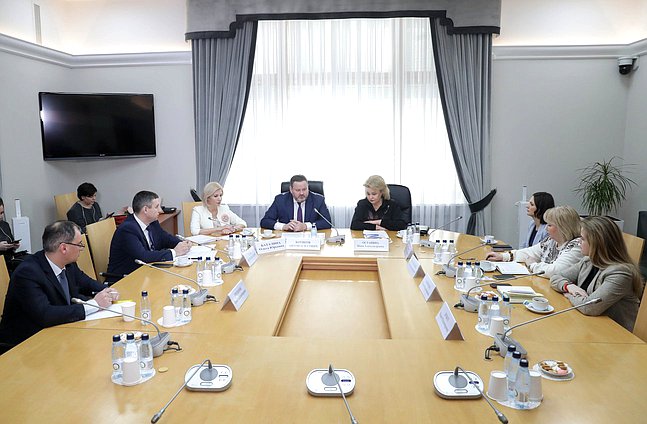 Заседание Комитета по вопросам семьи, женщин и детей с участием Министра труда и социальной защиты РФ Антона Котякова