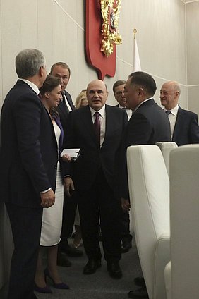 Кандидат на должность Председателя Правительства РФ Михаил Мишустин (в центре)