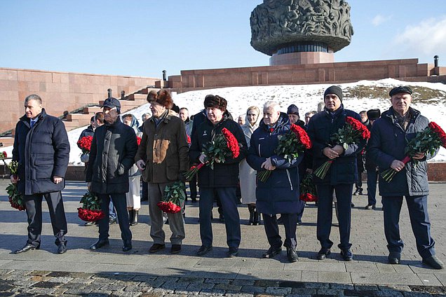 Возложение венка к Вечному огню в парке Победы на Поклонной горе в День защитника Отечества