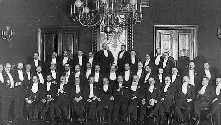 Grupo de diputados de La Tercera Duma Estatal. 1907-1912 La fotografía se almacena en el Archivo Estatal Central de Documentos Fílmicos y Fotográficos de San Petersburgo