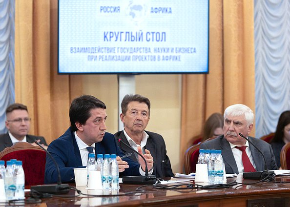 Первый заместитель Председателя Комитета по международным делам Алексей Чепа (справа)