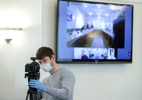 Заседание Комитета нейтральное журналист камера