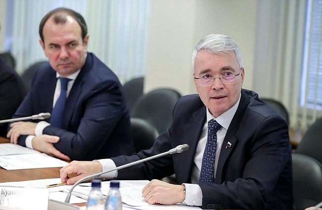 Член Комитета по экономической политике Эдуард Кузнецов