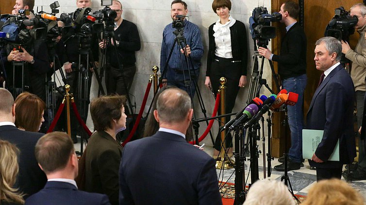 Председатель Государственной Думы Вячеслав Володин отвечает на вопросы журналистов. Фото: Анна Исакова/Фотослужба Государственной Думы