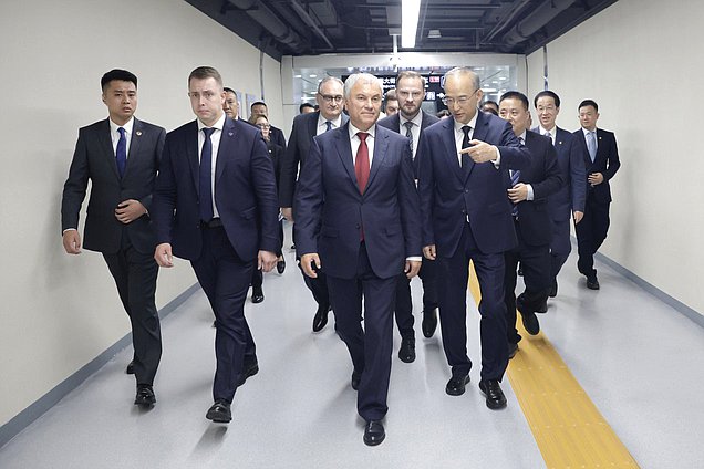 Председатель Государственной Думы Вячеслав Володин и депутаты ГД возложили цветы к Памятнику советским летчикам-освободителям в Чанчуне (КНР)