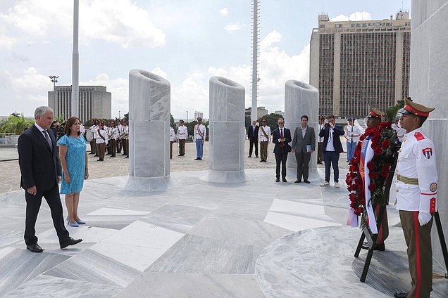 El Jefe de la Duma Estatal, Vyacheslav Volodin, y la Jefa Adjunto de la Asamblea Nacional del Poder Popular de la República de Cuba, Ana María Mari Machado, depositaron una ofrenda floral en el Monumento a José Martí