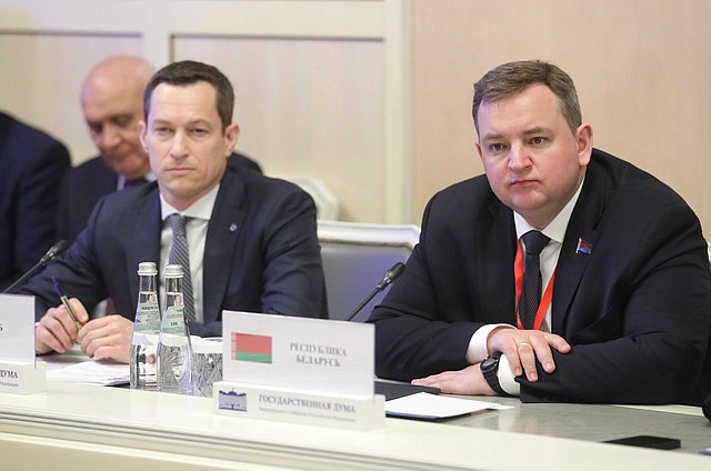 Ответственный секретарь ПА ОДКБ Сергей Поспелов (слева)