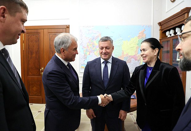 Председатель Государственной Думы Вячеслав Володин, губернатор Иркутской области Игорь Кобзев и член Комитета по промышленности и торговле Мария Василькова