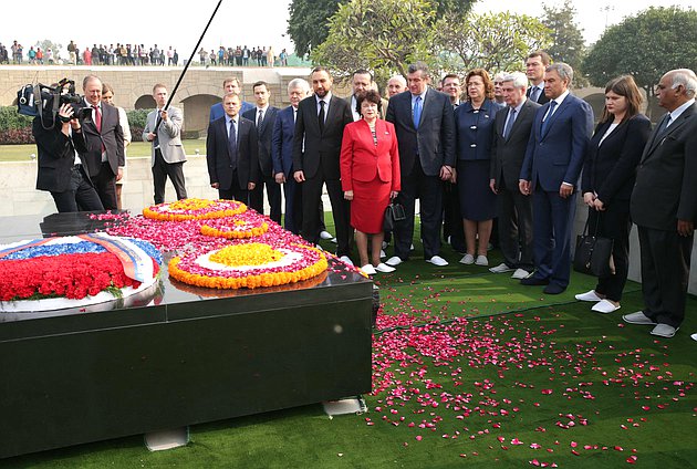 Церемония возложения цветов к мемориалу на месте кремации Махатмы Ганди