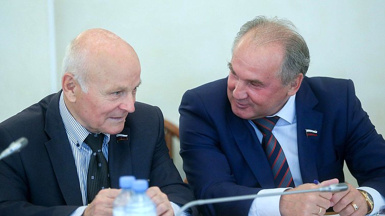 Члены Комитета по безопасности и противодействию коррупции Николай Рыжак и Николай Езерский