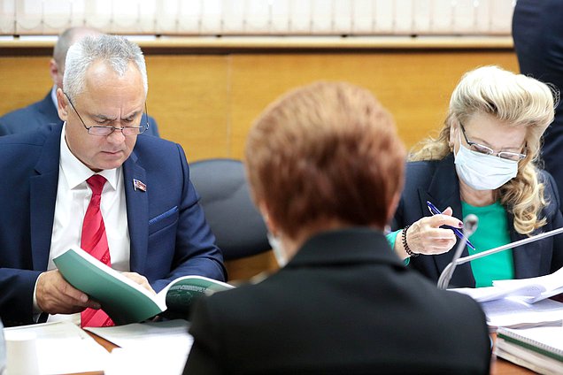Члены Комитета по бюджету и налогам Евгений Бессонов и Галина Данчикова