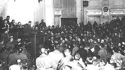 منظر لقاعة قصر تاورايد خلال اجتماع المؤتمر. يونيو 1917 يتم تخزين الصورة في أرشيف الدولة المركزية للأفلام والصور والوثائق الصوتية في سانت بطرسبرغ