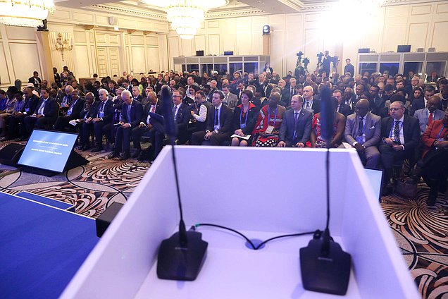 Круглый стол «Законодательный ответ на экономические вызовы» в рамках II Международной парламентской конференции «Россия — Африка»
