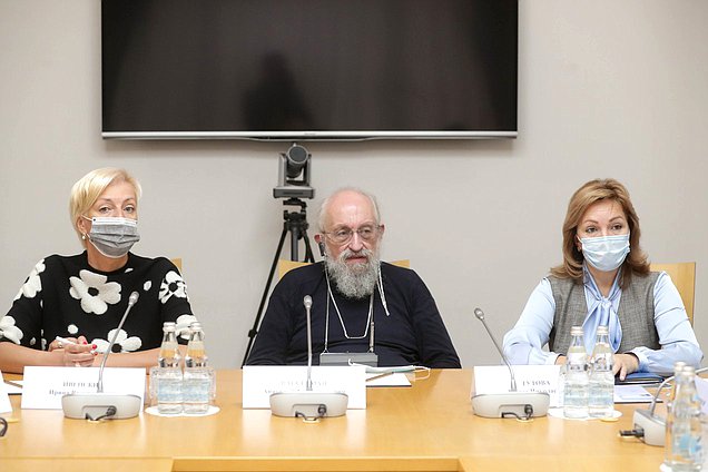 Члены Комитета по просвещению Ирина Ивенских, Анатолий Вассерман и Лариса Тутова
