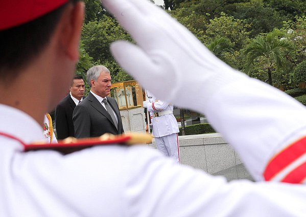 Chairman of the State Duma Vyacheslav Volodin took part in the wreath-laying ceremony at the Monument to Fallen Heroes in Hanoi
