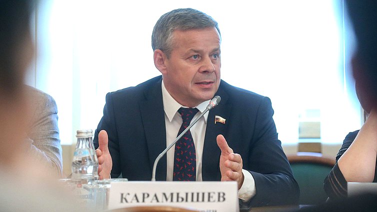 Член Комитета по контролю и Регламенту Виктор Карамышев