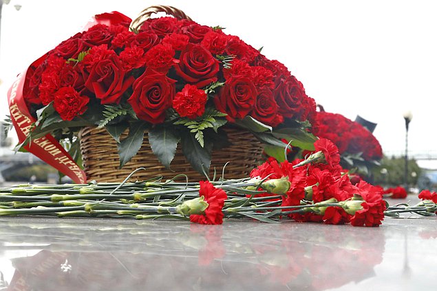 цветы возложение памятник венок
