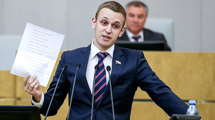Член Комитета по физической культуре, спорту, туризму и делам молодежи Василий Власов во время парламентских слушаний