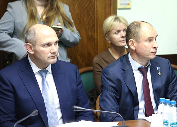 Члены Комитета по безопасности и противодействию коррупции Михаил Рахлин и Дмитрий Перминов