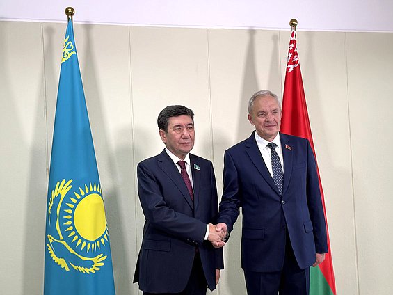 Председатель Мажилиса Парламента Республики Казахстан Ерлан Кошанов и Председатель Палаты представителей Национального собрания Республики Беларусь Игорь Сергеенко