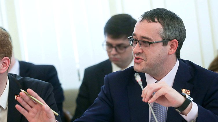 Председатель Московской городской Думы Алексей Шапошников во время заседания рабочей группы по работе над законопроектом о реновации жилья