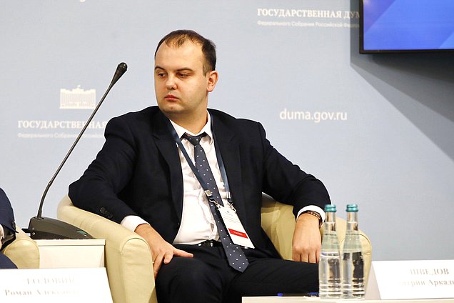 Директор Департамента государственного регулирования тарифов и инфраструктурных реформ Минэкономразвития России Дмитрий Шведов. Сессия "Производство и инвестиции"