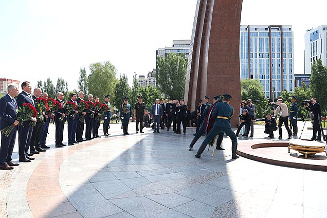 Председатель Государственной Думы Вячеслав Володин и главы делегаций стран-членов ОДКБ возложили цветы к Вечному огню на площади Победы в Бишкеке
