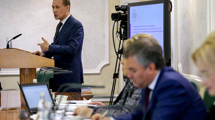 Аудитор Счетной палаты РФ Максим Рохмистров во время выступления на заседании.