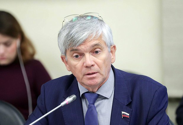 Член Комитета по охране здоровья Александр Петров