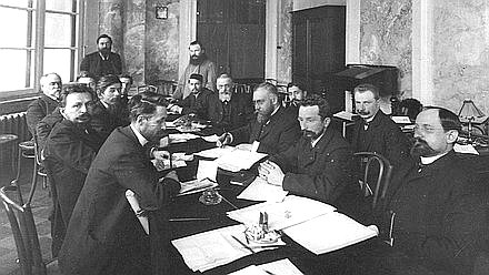 Un grupo de diputados de la Primera Duma Estatal durante la reunión. 1906 г. La fotografía se almacena en el Archivo Estatal Central de Documentos Fílmicos y Fotográficos de San Petersburgo