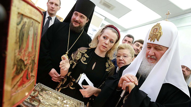 Встреча Святейшего Патриарха Московского и всея Руси Кирилла в Государственной Думе.  Осмотр выставки.