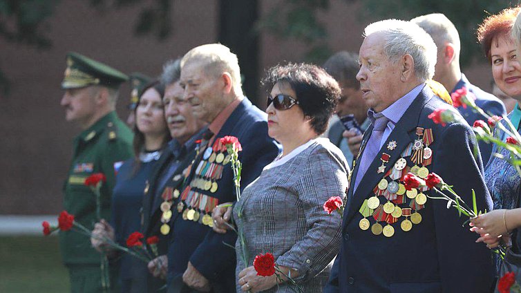Церемония возложения венков в день 75-летия освобождения Смоленщины от немецко-фашистских захватчиков