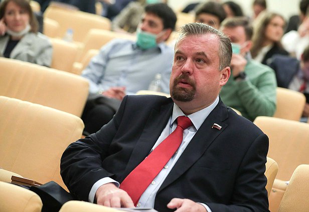 Член Комитета по международным делам Антон Морозов