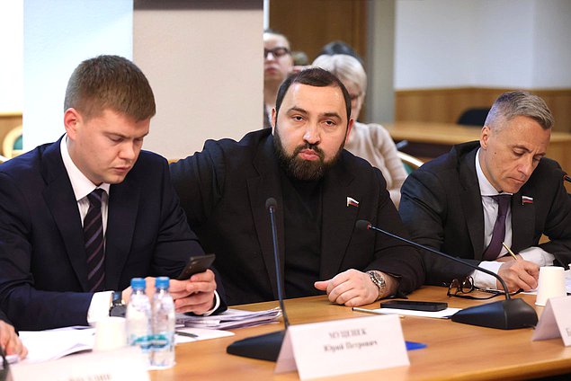 Член Комитета по безопасности и противодействию коррупции Бийсултан Хамзаев (в центре)