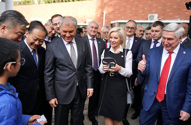Chairman of the State Duma Vyacheslav Volodin and members of the State Duma delegation visited the Shijia School in Beijing