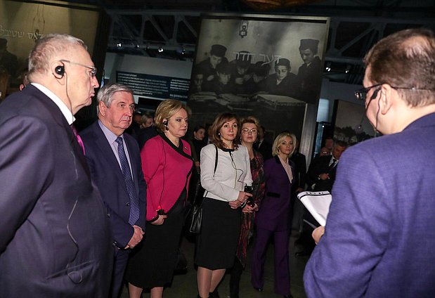 Председатель Государственной Думы Вячеслав Володин посетил выставку «(Не) время для любви», приуроченную к Международному дню памяти жертв Холокоста