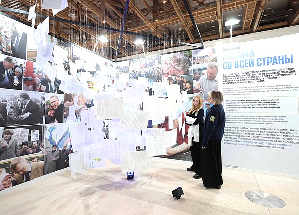 Председатель Государственной Думы Вячеслав Володин посетил выставку, посвященную 80-летию В. Жириновского